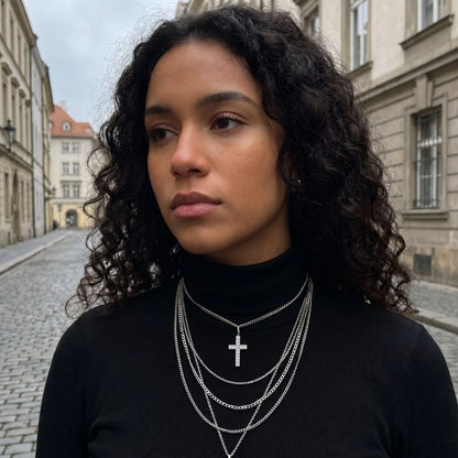 Pendentif croix Crucialys superposé à d'autres chaines